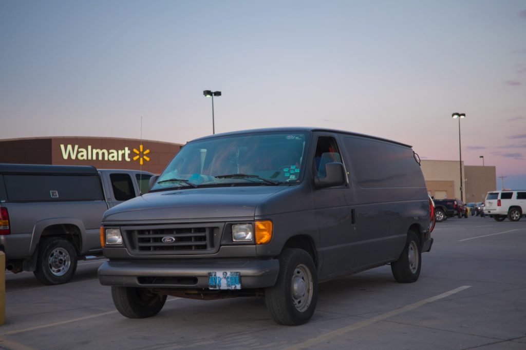 The Holy Van, bien installée au Walmart pour y passer la nuit