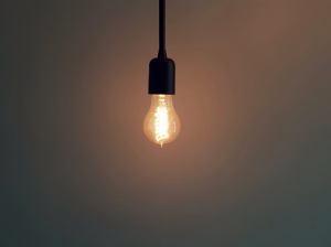 Une ampoule éclaire au plafond : Comment vendre vos produits et services en ligne